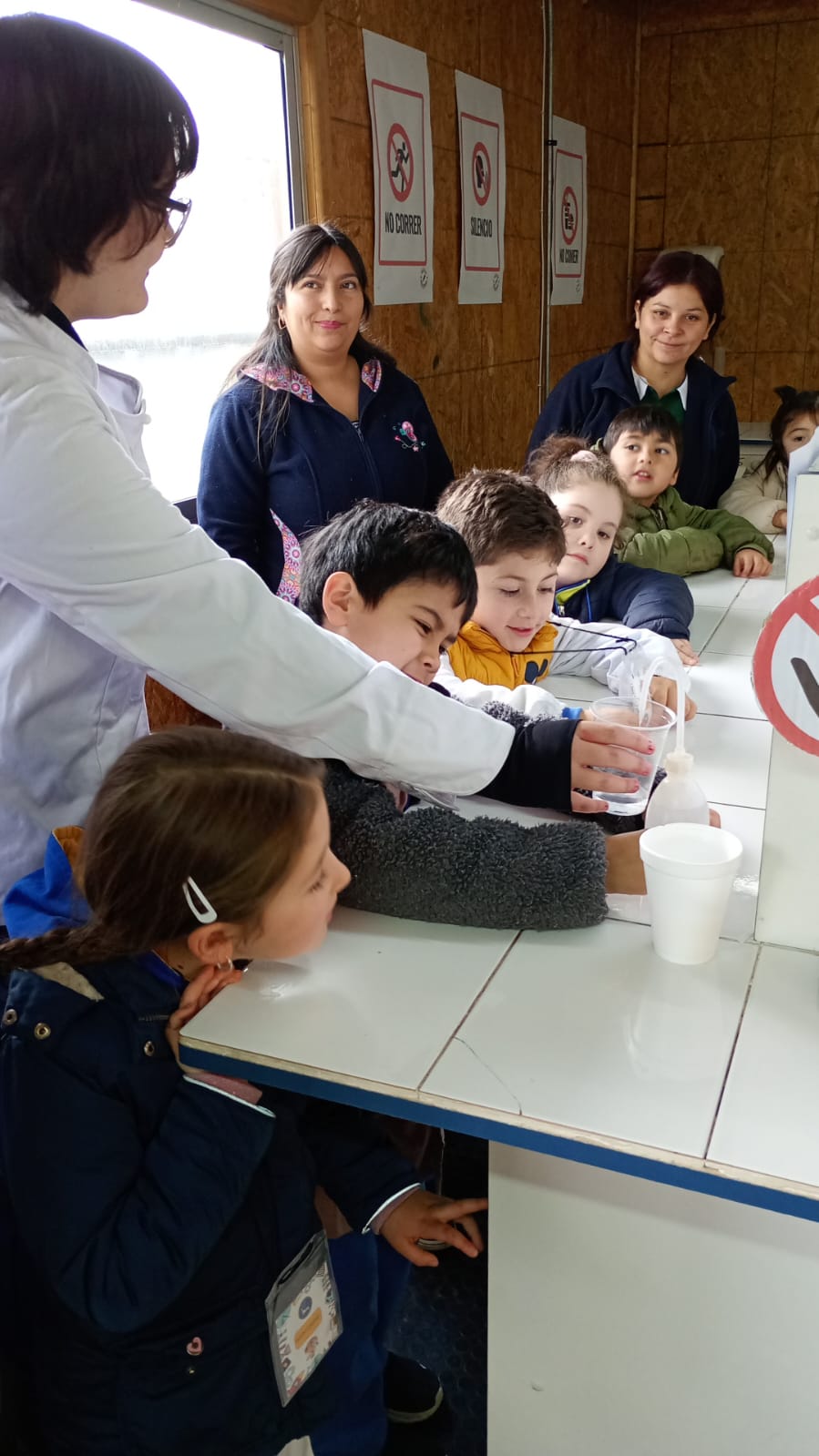 Kinder en el laboratorio!