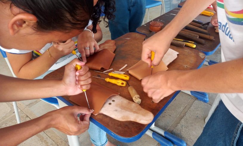 Com apoio do Sebrae, jovens sertanejos buscam o artesanato em couro como alternativa de renda em mercado aquecido