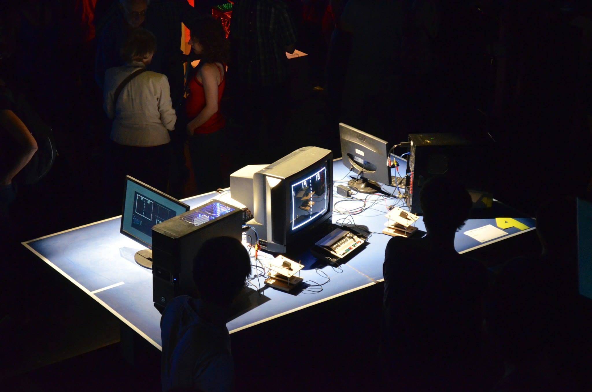 Dos computadoras jugando Pong