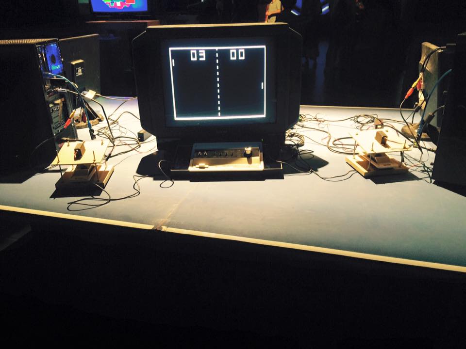 Dos computadoras jugando Pong